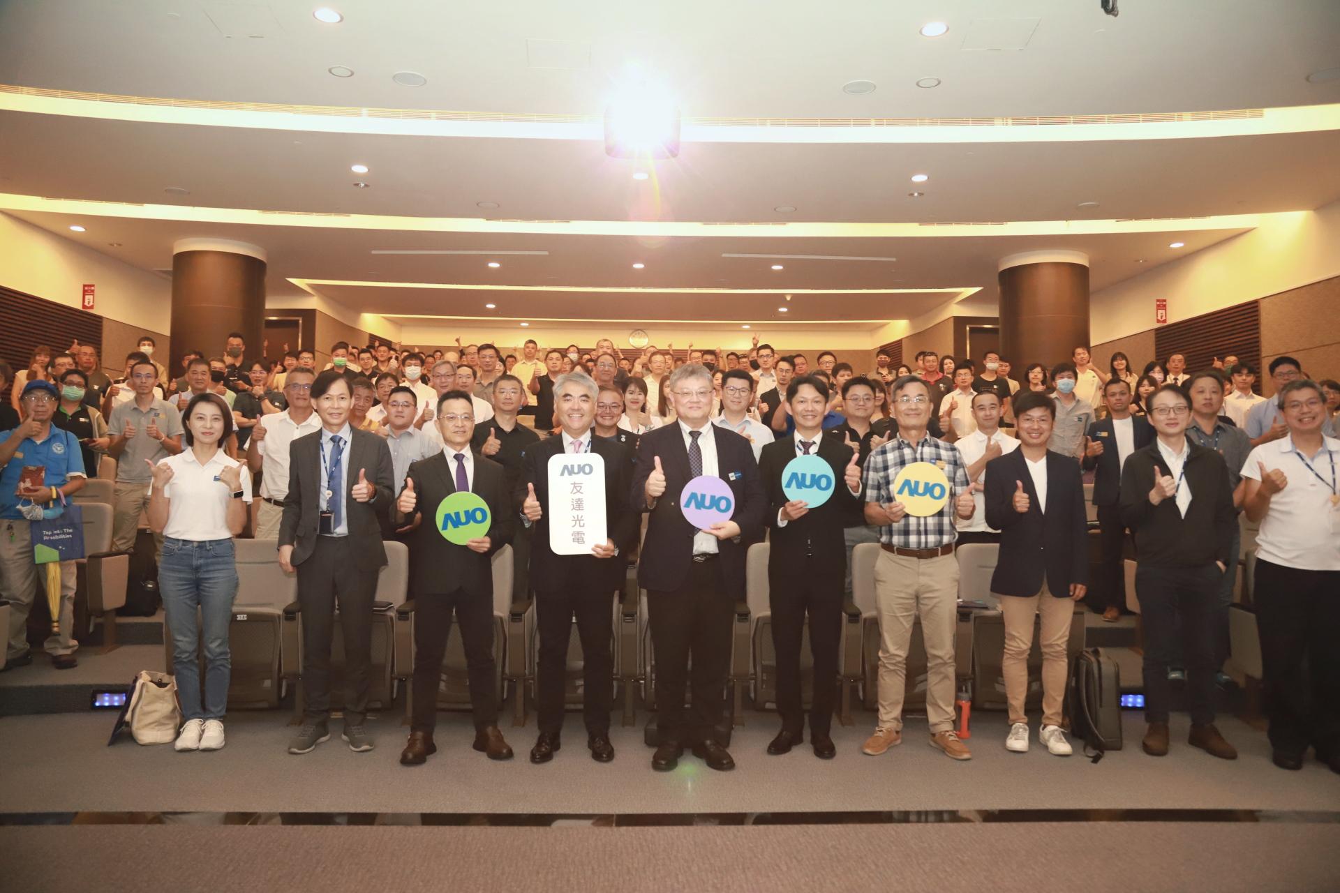 友達光電邀請領域專家共研再生能源發展、電力需求及建築物減碳等議題進行交流，盼共擘綠色永續生態圈的嶄新契機