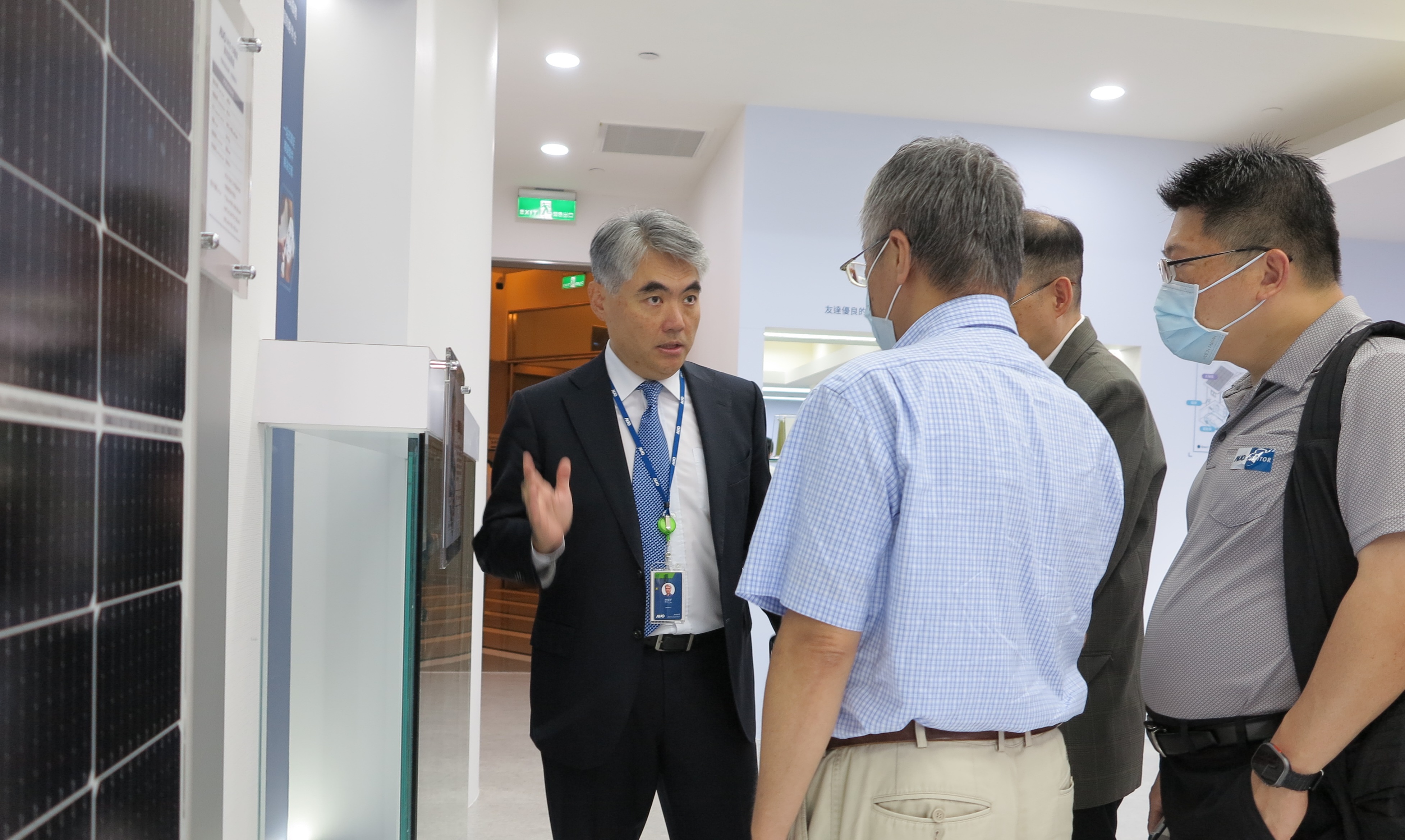 友達光電能源事業群總經理林恬宇分享友達落實太陽能建築一體化目標，協助企業邁向能源轉型的高效能低碳解方。