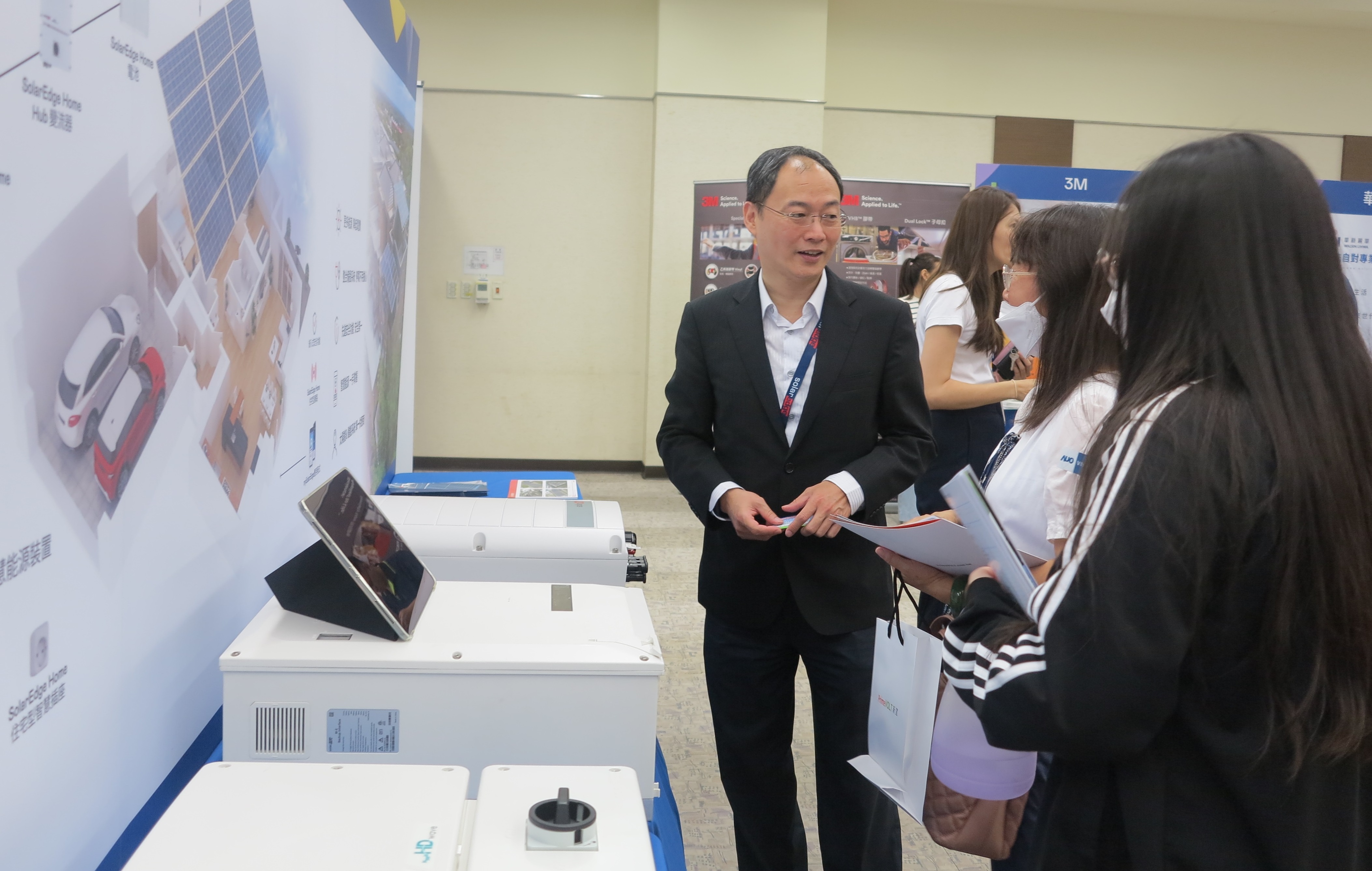 透過研討會產學界緊密交流與分享，提升參與人員借鏡及加深低碳概念，提升綠色能源產業之韌性。